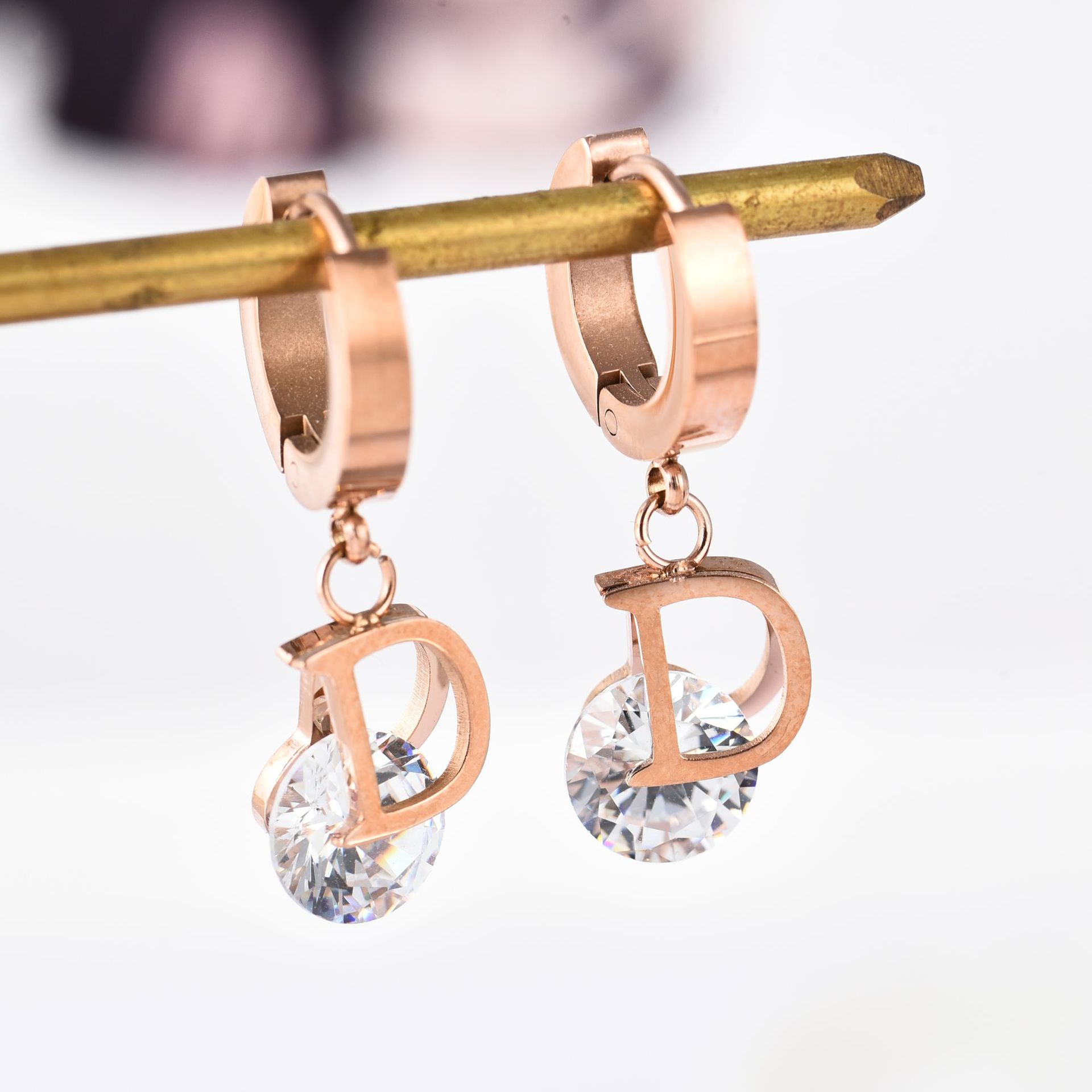 Vintage Luxe Letter D Kristal  - Vintage Fashion Jewelry Brands recensie en prijs